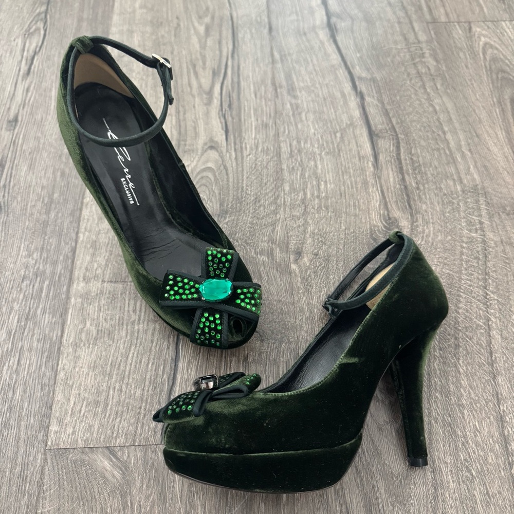 Elegant Green Velvet Platform Heels size 36.5 made in Italy leather sole emerald